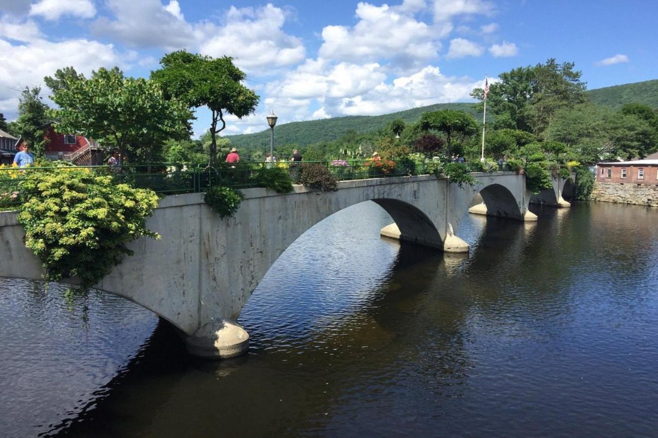 Blooming Inn Shelburne Falls Экстерьер фото